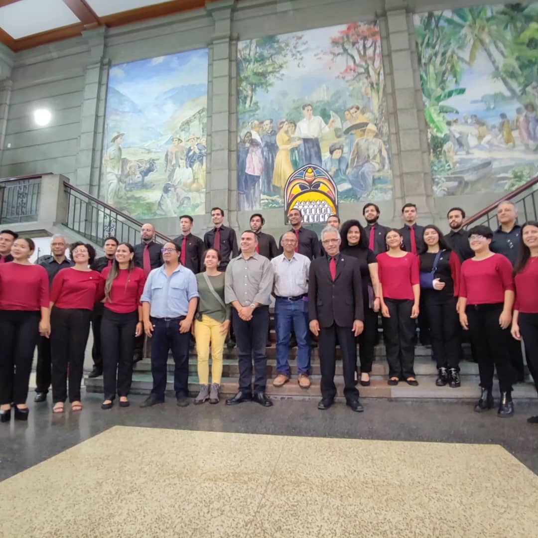 #4Ago || Este viernes, 4 de agosto, la Cantoría de Mérida celebró sus 48 años y dio inicio a la semana aniversario de <a href="/Fundecem_Merida/">Fundecem Mérida</a> con un recital en el hall del Palacio de Gobierno.

#MaduroInvencible