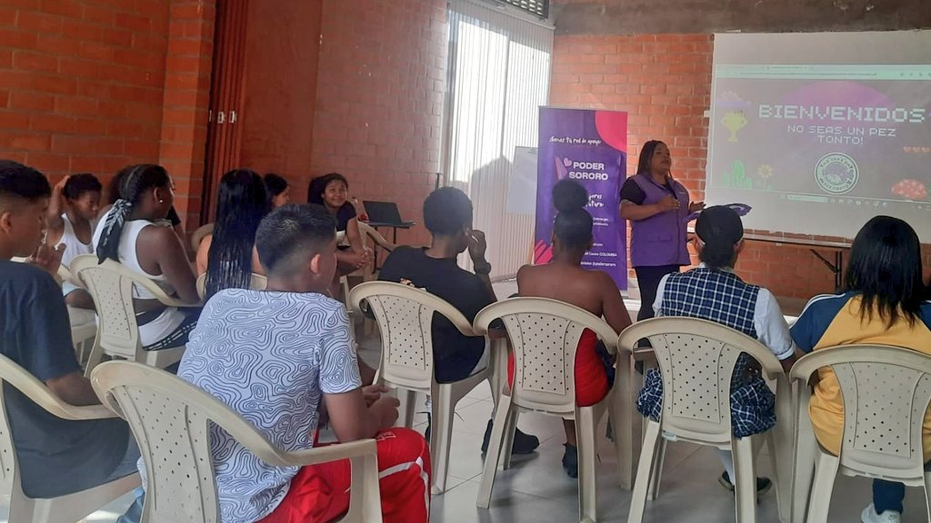 PoderSororo's tweet image. #hoy en @AldeasColombia y para la #redSOS llevamos a cabo el #Programa #noseasunpeztonto diseñado para abordarán temas como el #ciberacoso , la sextorsión, el #grooming, el robo de identidad, el fraude en línea, y #trata. La prevención en los #jóvenes es nuestra prioridad.