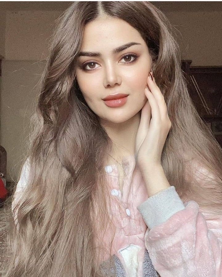 و ابقى احبگِ
في گل مرة
مثلما
تشرق الشمس
في كل يوم
بالطريقة ذاتها
و الدفء ذاته
و تبقين
أنتِ
حُبي
و محبتي
و حبيبتي
و سيدة
قلبي