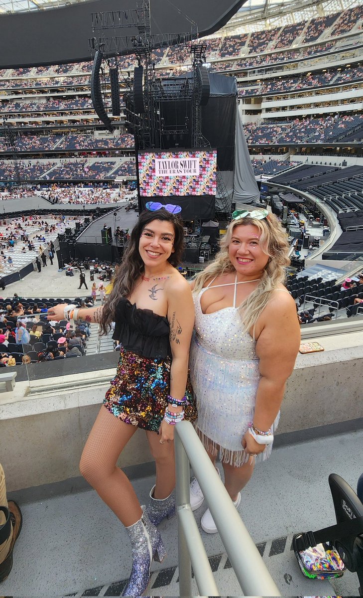 BabyDesDerRay's tweet photo. Best believe I'm still bejeweled &amp; I'm fearlessly keeping our reputation💕💓 #swiftiesforlife 
#ErasTourLA 
@taylornation13 @taylorswift13 https://t.co/z5IkDvo5yr