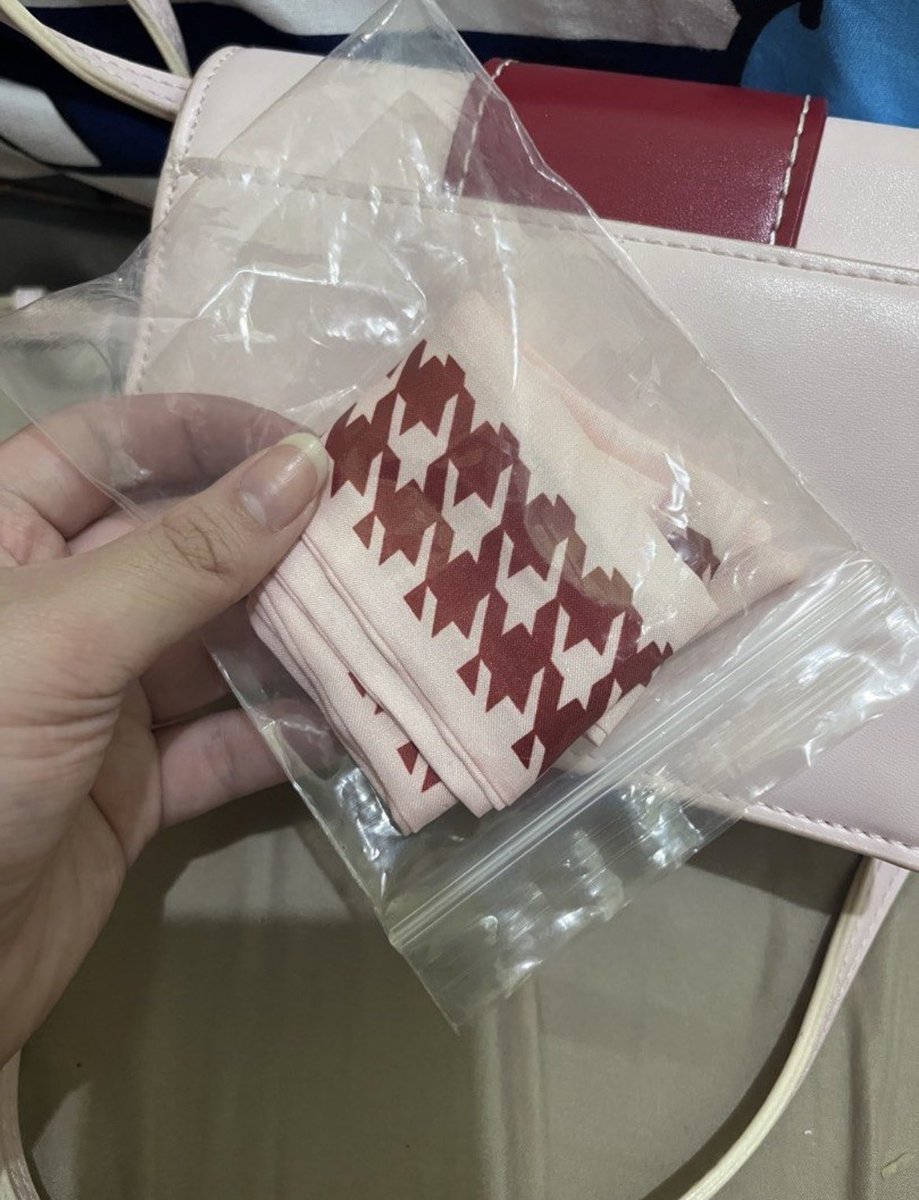 jchauls's tweet photo. ꒰ 🛒 ꒱ 𓂃 🧺  • ✧ ic wts lfb ph ✧
            ⤷ #lovedbyjc 

˗ˏˋ C&amp;K sling bag ´ˎ˗
         ╰ > ₱ 1,500 + fees https://t.co/xlIvAg5MJW
