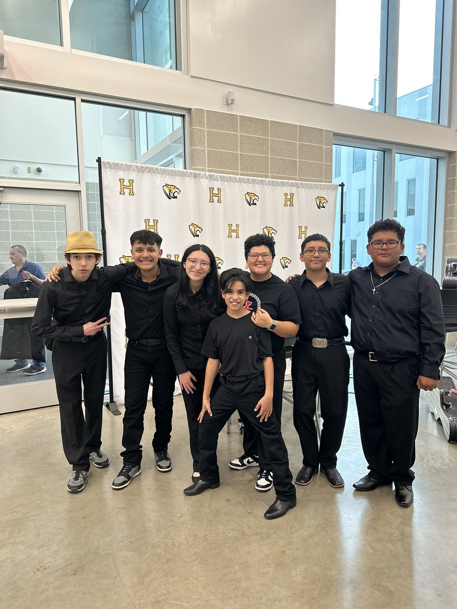 Mariachi Los Tres Gatos tweet media