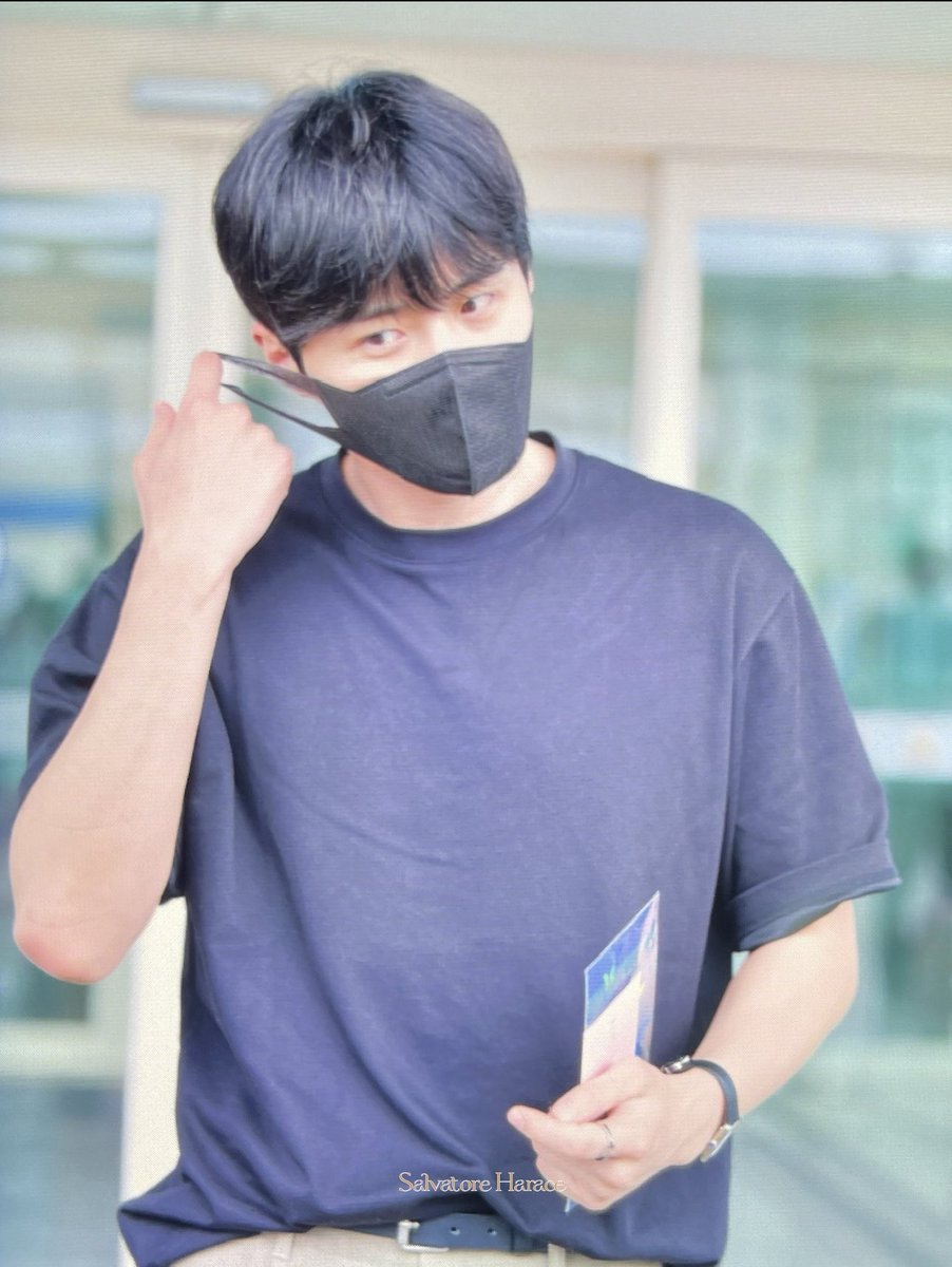 loveksh0508's tweet photo. Every time I see Airport Seonho I am always amazed by how flattering Miima’s mask fit is. And every time I wear it, I am amazed by the comfort.
Thank you for staying with him #Miimamask 🤟🤟🤟
#KimSeonHo #김선호 #คิมซอนโฮ #キムソンホ #金宣虎 https://t.co/eRWL6h4fip