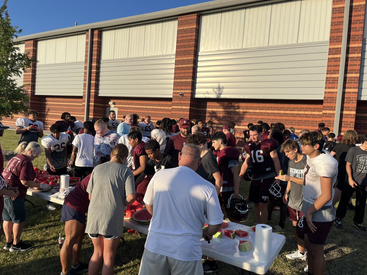Sherman Fire Department cooling down the Field, and the community cooling down the players!  🙏Thank you for loving the Bearcats!