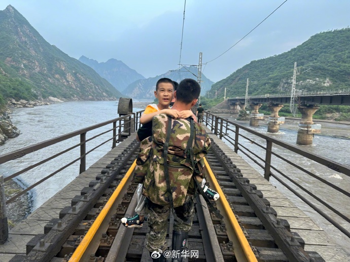 XinhuaChinese's tweet photo. 暴雨洪灾面前，他们以血肉之躯守护生命！为了人民生命他们从未缺席，致敬每一位挺身而出的英雄！ https://t.co/5e4tUm9LnX