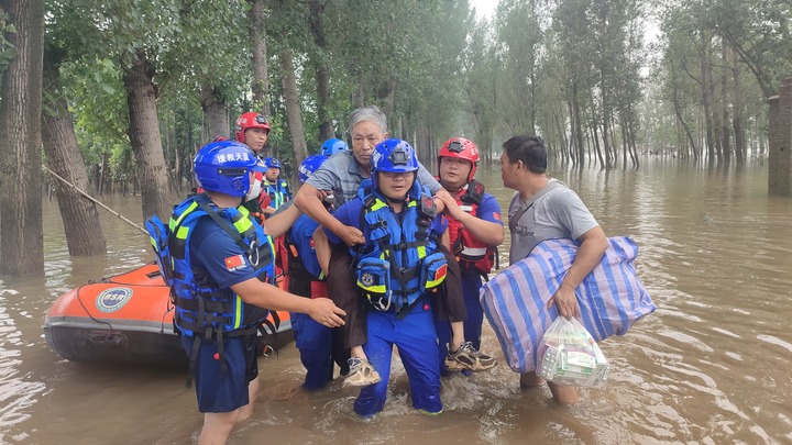 XinhuaChinese's tweet photo. 暴雨洪灾面前，他们以血肉之躯守护生命！为了人民生命他们从未缺席，致敬每一位挺身而出的英雄！ https://t.co/5e4tUm9LnX