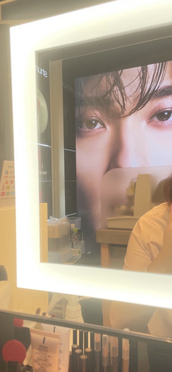 ryuryu_ai_rui's tweet photo. 大阪駅からスカイビルまで地味に遠くて溶けそう🥵　
砂漠の堺雅人さんの気持ち🐫
でも涼しげな流星さんが💜

阪急シュウウエムラさんに刻印に行ったら、今日は機械の調子が悪くて出来ず
行かれる方は気をつけて！

タッチアップしてもらったら、後ろから
きゃーっ😍

#横浜流星
#春に散る 
#DOKSO https://t.co/e19cmmT5FS