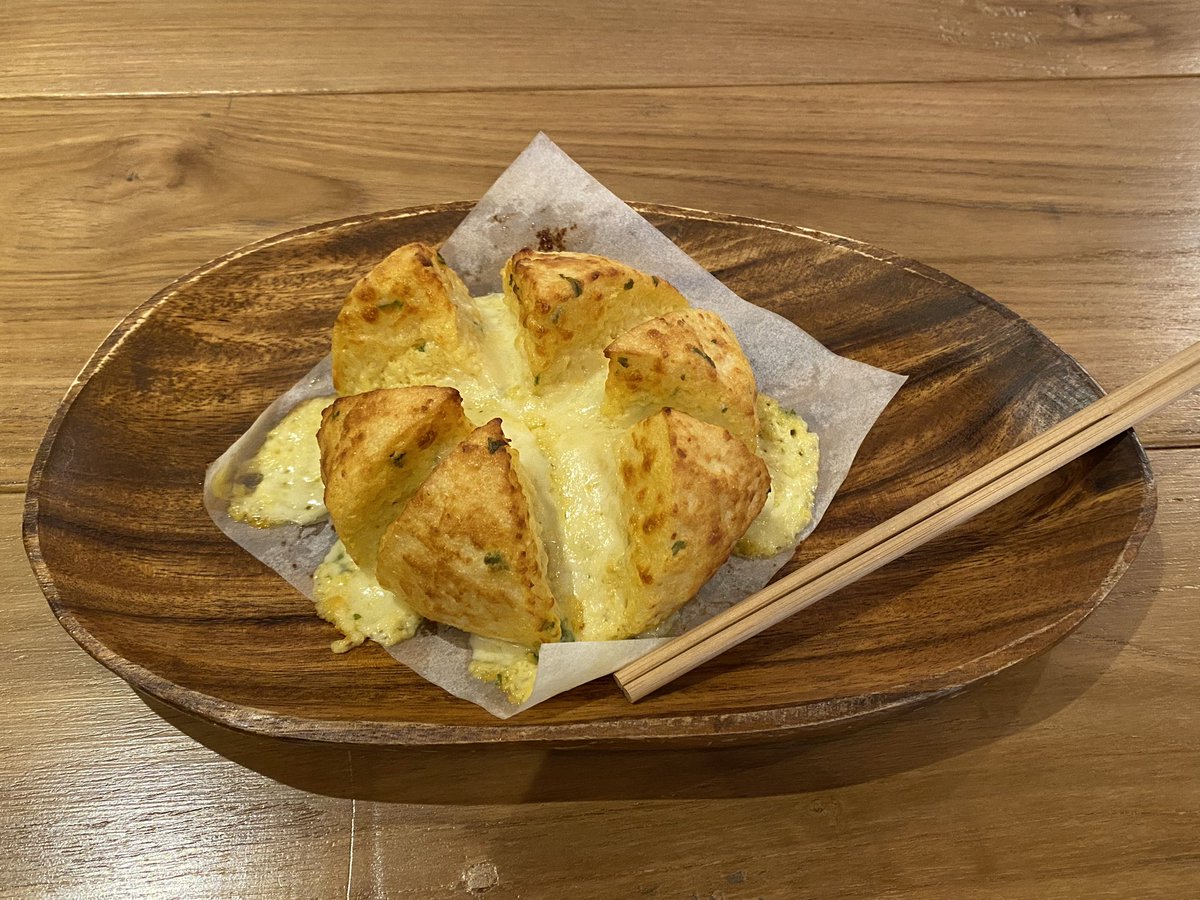 KSD_prince's tweet photo. 北千住のにんにく専門店『アホベイス』に初訪店！
シャレオツな内装に恐縮しながらアホブラックなる黒にんにくまんと店員直々に勧められたアホパンなる白にんにくパンを実食！両方美味だけどトロジュワフワホワのアホパンは神ガリ！
久々の…ナイスガーリック！！

#ガーリックJr
#アホベイス
#AJOBASE https://t.co/qEdtqHMepG