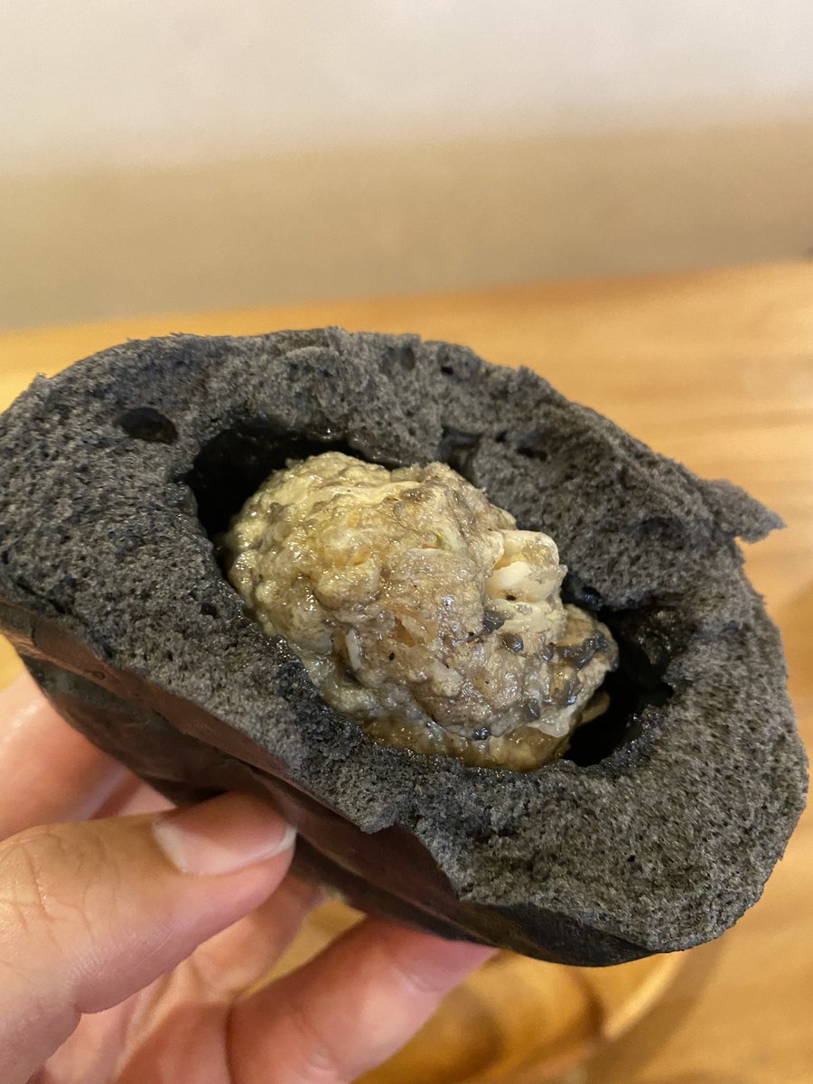 KSD_prince's tweet photo. 北千住のにんにく専門店『アホベイス』に初訪店！
シャレオツな内装に恐縮しながらアホブラックなる黒にんにくまんと店員直々に勧められたアホパンなる白にんにくパンを実食！両方美味だけどトロジュワフワホワのアホパンは神ガリ！
久々の…ナイスガーリック！！

#ガーリックJr
#アホベイス
#AJOBASE https://t.co/qEdtqHMepG