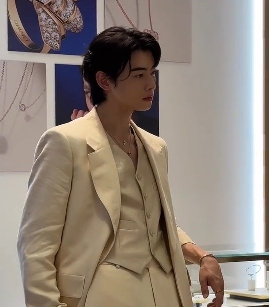 bieunu's tweet photo. Is it just me or cha eunwoo is getting more hotter and sexier these days? WHAT DOES THIS MAN WANTS FROM ME?!?£€$£¥/ https://t.co/hbjgwMwBpb