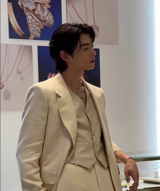 bieunu's tweet photo. Is it just me or cha eunwoo is getting more hotter and sexier these days? WHAT DOES THIS MAN WANTS FROM ME?!?£€$£¥/ https://t.co/hbjgwMwBpb