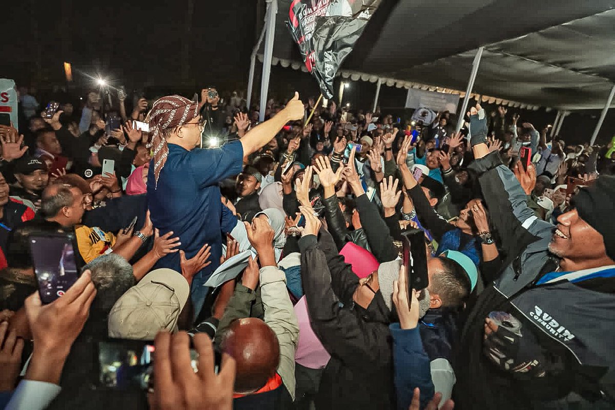 aniesbaswedan's tweet photo. ❌ Ketemu relawan pagi2 di gedung
✅ Ketemu relawan malam2 sambil kemah

Lembang terasa hangat semalam, ketemu Relawan Anies Jawa Barat yang saling sapa, saling bantu, saling hormat, dan saling isi. Relawan Jabar solid, jika di Jabar menang, maka Insya Allah kemenangan juga bisa diraih di seluruh Indonesia.

Semalam juga dapat gelar Jawara dari Perguruan Silat Macan Kumbang Padjajaran. Terima kasih, Insya Allah kita terus kembangkan kesenian silat ini sehingga tak hanya menjadi tuan rumah di negeri sendiri tetapi tamu memesona di negeri orang.