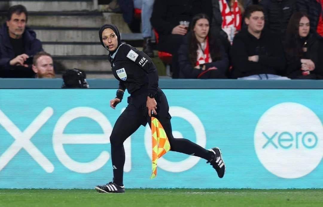 Heba Saadieh hizo historia al convertirse en la primera palestina que abitra en un Mundial. Refugiada en Siria, ejerció de juez de línea en el China-Inglaterra del Mundial Femenino.🇵🇸✌️
