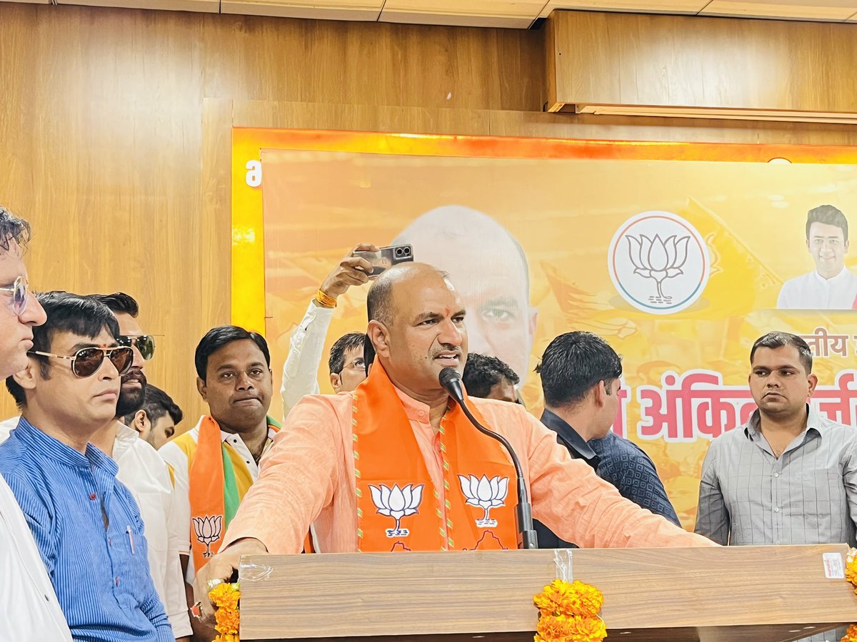 HimanshuSBJYM's tweet photo. युवा मोर्चा, राजस्थान के नवनियुक्त प्रदेशाध्यक्ष भाई @AnkitChechiBJP जी के अध्यक्षीय कार्यभार गृहण कार्यक्रम में सम्मिलित हुआ। भाई अंकित जी को बधाई और शुभकामनाएँ। 

भाजपा राजस्थान के माननीय प्रदेशाध्यक्ष @cpjoshiBJP जी का पाथेय प्राप्त हुआ। https://t.co/9CM5djc03o