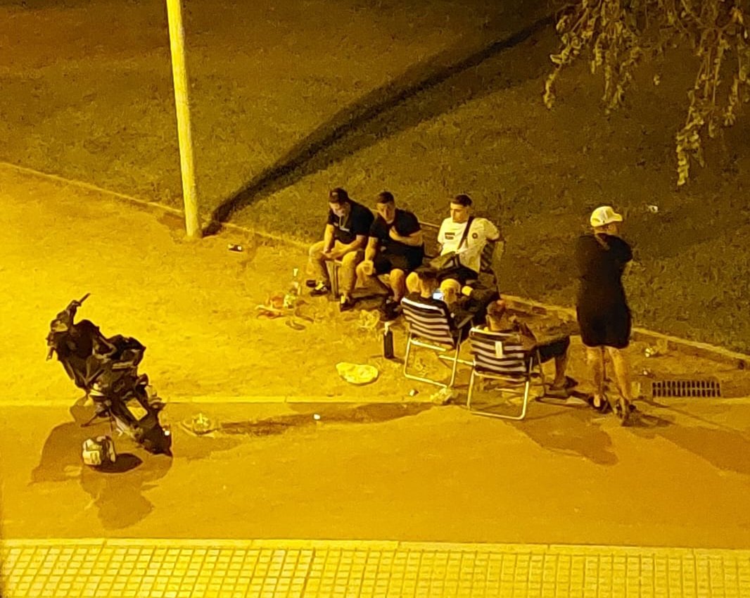 rafalbaida's tweet photo. Otro día que vamos al trabajo sin descansar por los descerebrados incívicos. La Policía de @ayuncordoba_es y @jmbellidoroche siempre responde que "en este momento no hay patrullas para esos avisos". Y así noche tras noche, verano tras verano en Miralbaida https://t.co/hEWtF8LEcq