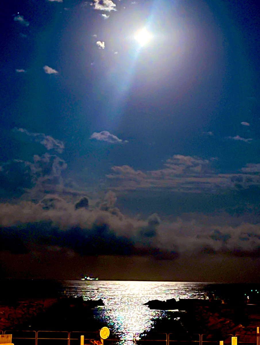 Y es ahí, justo en ese momento, cuando te das cuenta de que las cosas solo ocurren una vez, y que por mucho que te esfuerces, ya nunca volverás a sentir lo mismo, ya nunca tendrás la sensación de estar a tres metros sobre el cielo.”