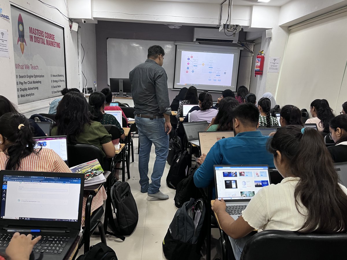 Brandvedaahm's tweet photo. Live classroom trainings make learning fun and engaging! Get ready to interact and take your learning to the next level.🤩✨
#brandveda #liveclassroomtraining #digitalmarketing https://t.co/TsgTc9bUMh