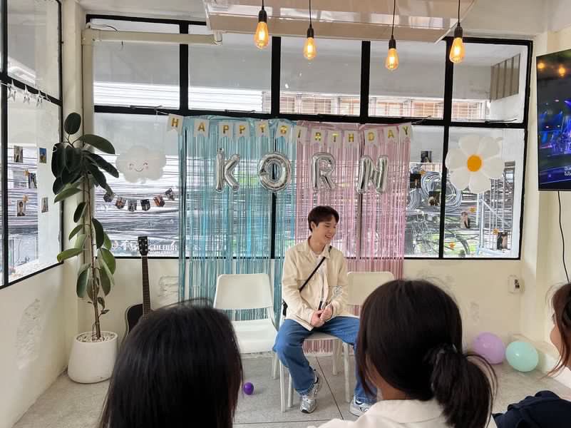 OHMYKORNTH's tweet photo. D-DAY 🧸💖 

น้องกรมาถึงคาเฟ่แล้ว สำหรับแฟนๆที่อยากทวิตรูปและวิดีโองานวันนี้สามารถใช้แท็ก '#17ปีสุขีอัตตานังรักกรจังซารังเฮ' พ่วงกับแท็กน้องกรได้เลยนะค้าบ ส่วนแฟนๆที่ไม่ได้มาร่วม ทางบ้านจะอัปเดทคลิปและรูปความประทับใจให้เป็นระยะๆนะค้าบ  ⸜(｡˃ ᵕ ˂ )⸝♡

#ชาวนกอีก๋อย #kkkk_korn https://t.co/qYpqyw8bSh
