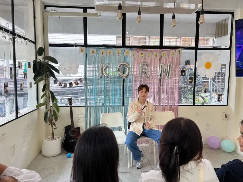 OHMYKORNTH's tweet photo. D-DAY 🧸💖 

น้องกรมาถึงคาเฟ่แล้ว สำหรับแฟนๆที่อยากทวิตรูปและวิดีโองานวันนี้สามารถใช้แท็ก '#17ปีสุขีอัตตานังรักกรจังซารังเฮ' พ่วงกับแท็กน้องกรได้เลยนะค้าบ ส่วนแฟนๆที่ไม่ได้มาร่วม ทางบ้านจะอัปเดทคลิปและรูปความประทับใจให้เป็นระยะๆนะค้าบ  ⸜(｡˃ ᵕ ˂ )⸝♡

#ชาวนกอีก๋อย #kkkk_korn https://t.co/qYpqyw8bSh