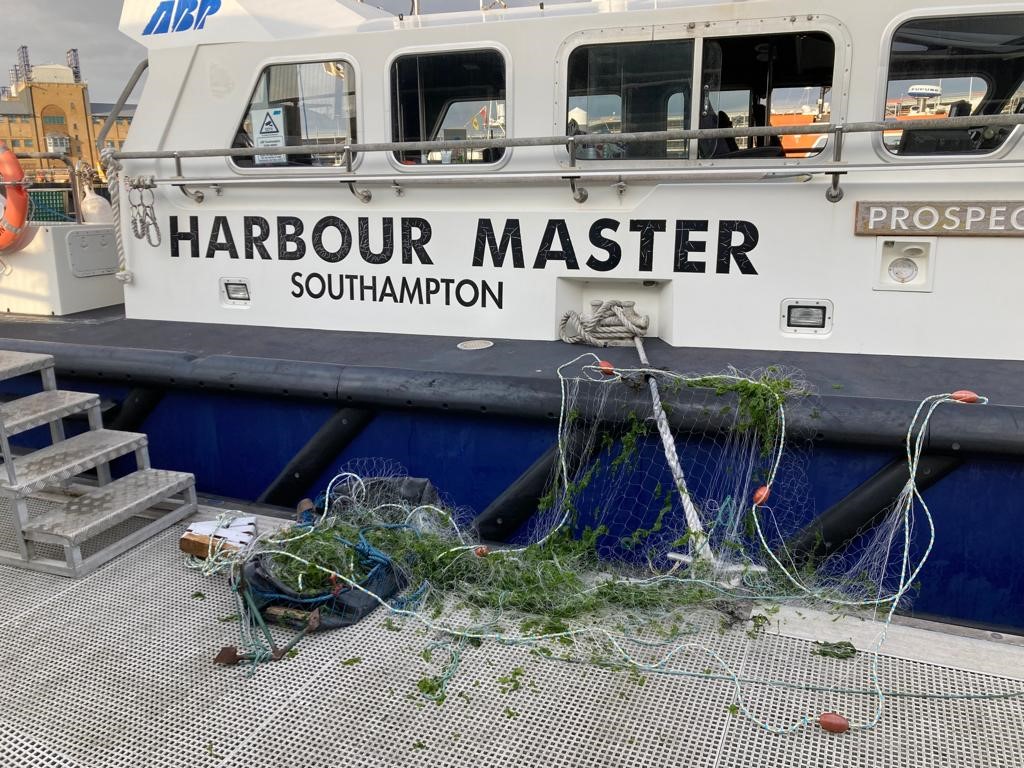 (2/3) Working with <a href="/ABPSouthampton/">ABP Southampton</a> our Fisheries Enforcement Officers recently responded to a report of an illegal gill net fixed in the River Itchen estuary. The net and anchors were successfully seized. 
Please report illegal fishing on 0800 80 7060
#Salmon <a href="/EnvAgencySE/">Environment AgencySE</a>