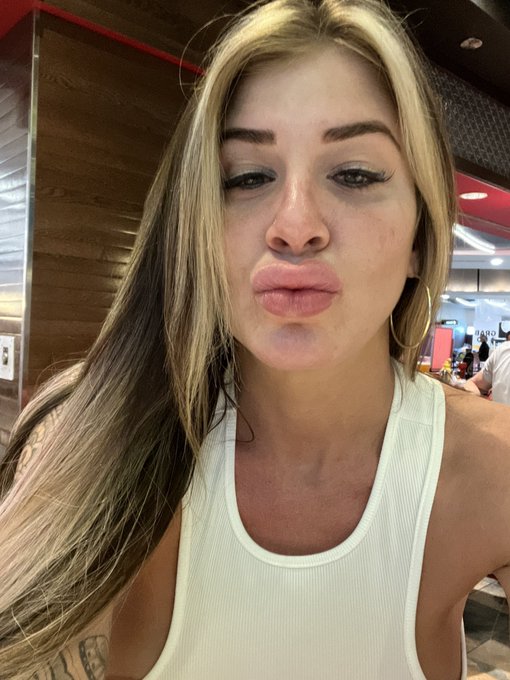 On the way to get banged https://t.co/gwCLLe2oKH