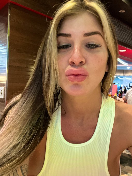 On the way to get banged https://t.co/KsPeDOeOM8<a href="/tag/mvsales"class="tags"><span>#mvsales</span></a>