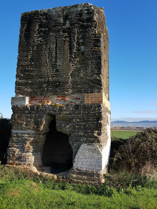 Fa pocs anys vàrem començar Ràdio Vilablareix, una bogeria, una ràdio d'un poble a l'ombra de Girona, una ciutat a l'ombra de Barcelona. En el context més advers hem tirat endavant un projecte en defensa de la cultura i llengua catalana.

Ho hem aconseguit!

Us expliquem cosetes.