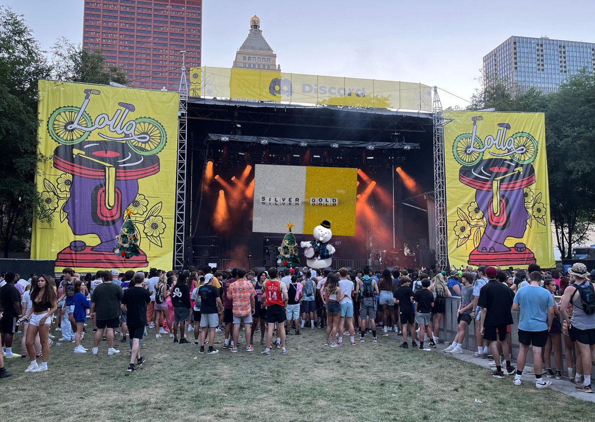 Shinynosed's tweet photo. HUGE shout-out to everyone that showed up for Sam the Snowman's set at Lolla today! Pretty good turnout. #Lollapalooza #SilverandGold https://t.co/aZQv2tzS0x