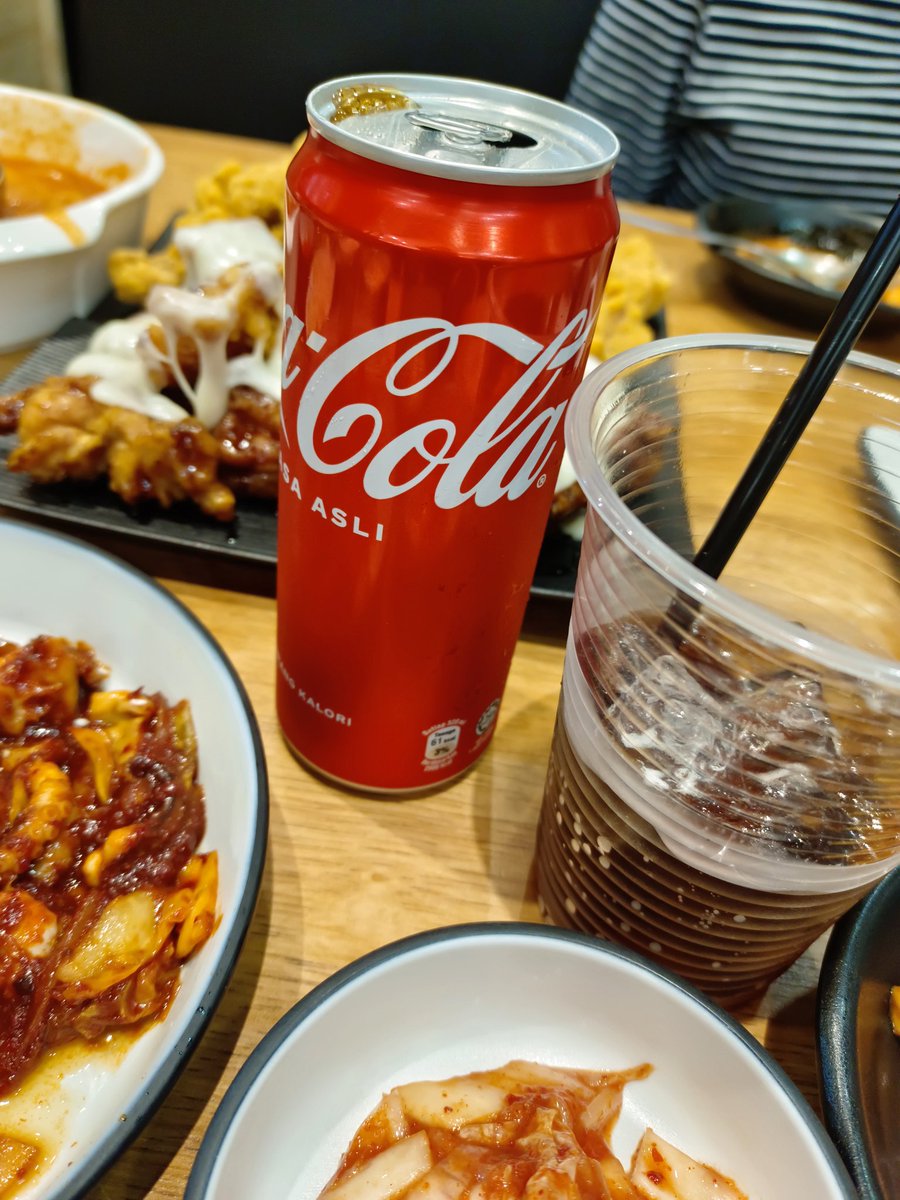 choa1r4's tweet photo. I usually prefer to have green tea or sikhye for a drink when having K- food for lunch, but now I choose  @CocaCola for a drink to support my talented boy @winmetawin as SEA Brand Ambassador  💚😋❤️‍🔥

#WINxCocaCola
#ARecipeForMagic 
#winmetawin @winmetawin https://t.co/oEzXhtFgX6