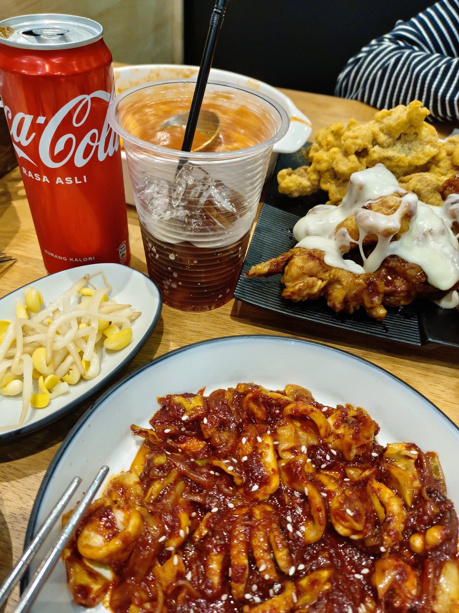 choa1r4's tweet photo. I usually prefer to have green tea or sikhye for a drink when having K- food for lunch, but now I choose  @CocaCola for a drink to support my talented boy @winmetawin as SEA Brand Ambassador  💚😋❤️‍🔥

#WINxCocaCola
#ARecipeForMagic 
#winmetawin @winmetawin https://t.co/oEzXhtFgX6