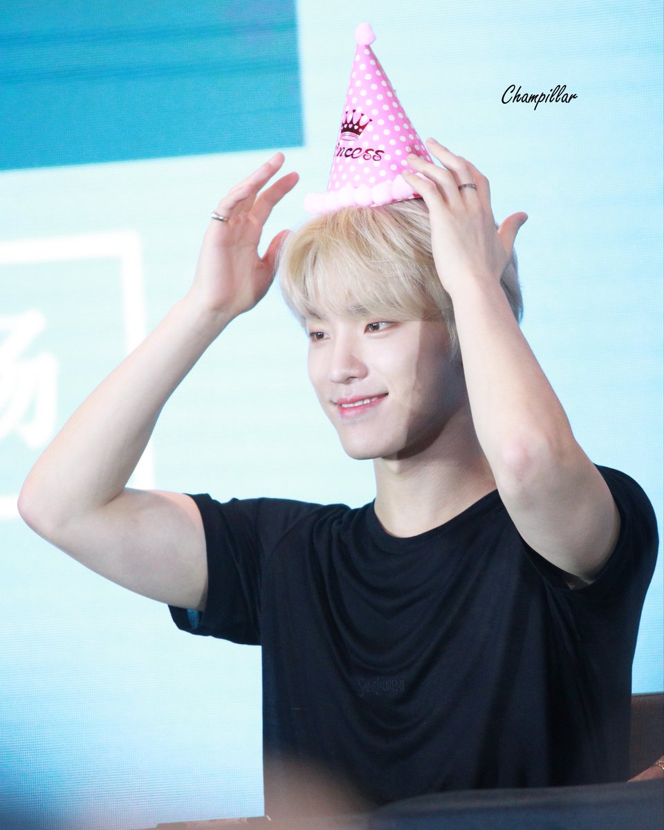 champillar's tweet photo. 230710 이즈위 팬싸
yizhiyu fan sign

핑크핑크 공주~❤️

#seventeen #세븐틴 #leechan #이찬 #dino #디노 #ディノ https://t.co/veBwFwleQt