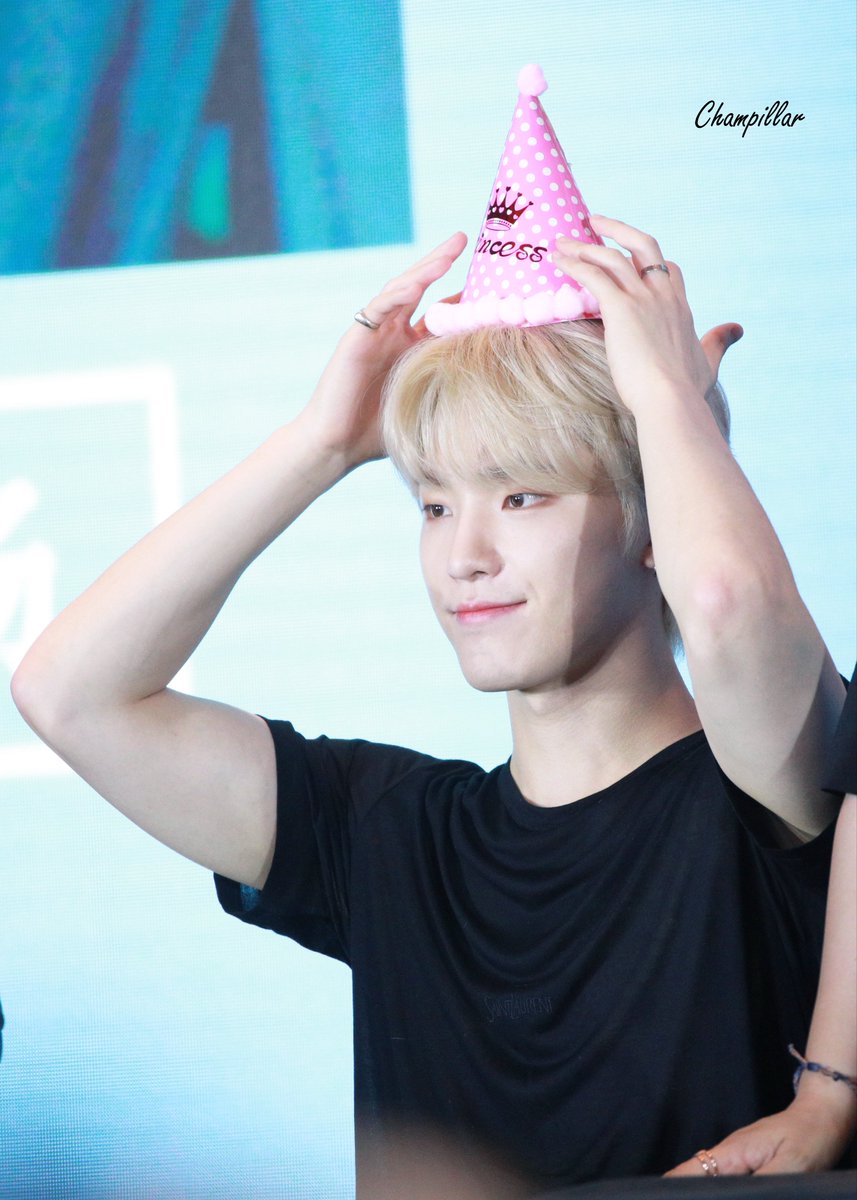 champillar's tweet photo. 230710 이즈위 팬싸
yizhiyu fan sign

핑크핑크 공주~❤️

#seventeen #세븐틴 #leechan #이찬 #dino #디노 #ディノ https://t.co/veBwFwleQt