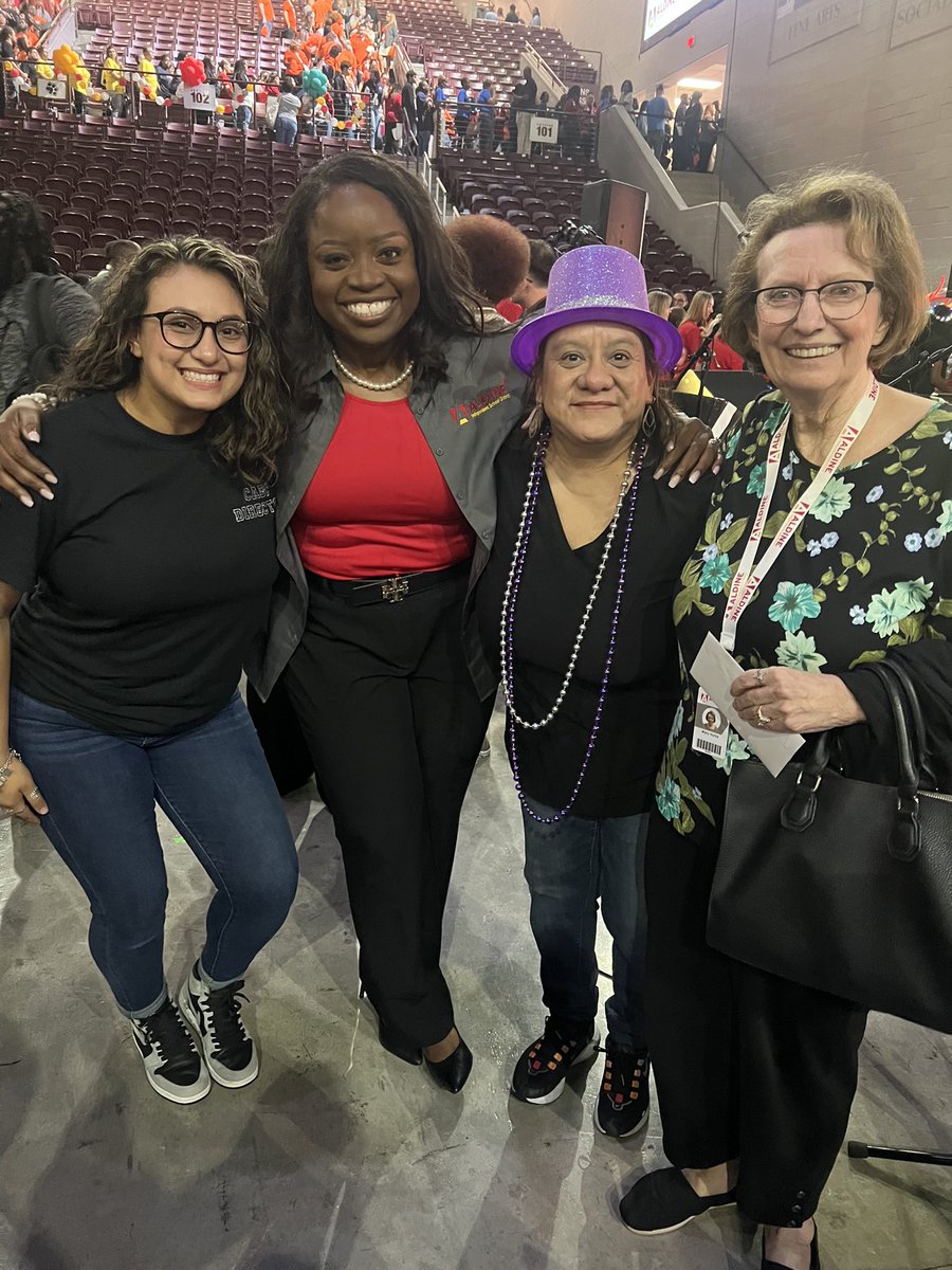 Three generations of teachers! @JuanitaHutto,3rd grade teacher at Stephens, with her daughter, @kmarie_hutto, a former Stephens scholar, now teacher at Carver High School, and her Grandmother, a retired Aldine teacher celebrated with @drgoffney @AP_Arcos27 @maty_orozco #MyAldine