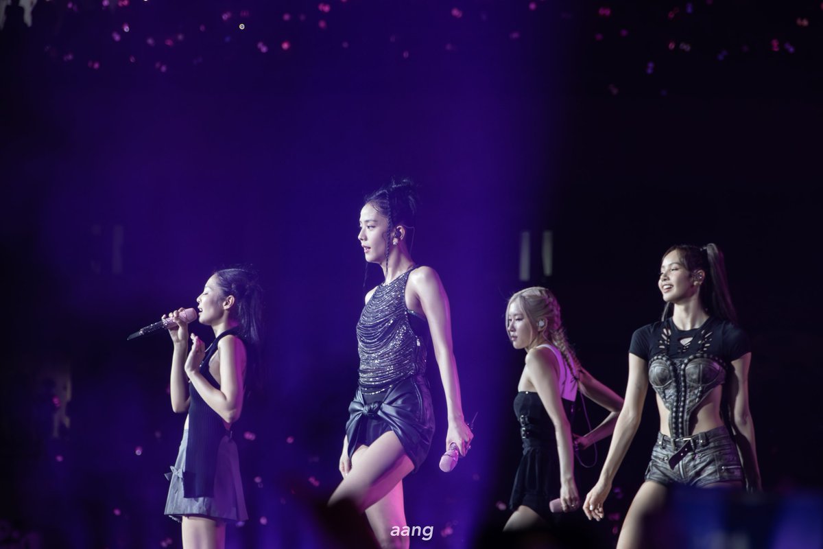 aanglerrr's tweet photo. HANOI TRAVEL COLLECT OVER 600 BILLION VND (estimates over 25 millions in USD) IN 2 DAYS OF @BLACKPINK SHOW 

According to estimates of the Hanoi Department of Tourism, in 2 days of July 29 and 30 (also 2 days of BLACKPINK group performing at My Dinh Stadium), the total number of tourists to Hanoi is about more than 170,000, of which International tourists reached more than 30,000 arrivals and domestic tourists reached more than 140,000 arrivals. 

Total revenue from tourists in these 2 days is about 630 billion VND. The number of international visitors staying has reached nearly 22,000, with the leading markets being China, Korea, Japan, the US, UK, France, India... 

In the two days of July 29 and 30, some hotels, especially those around the My Dinh stadium area, recorded a 20% increase in room occupancy compared to normal weekends. 
The average occupancy rate of hotels in Hanoi in July 2023 was estimated at 60.8% (up 19.2% over the same period last year). 

On this occasion, Hanoi tourist destinations had a slight growth of about 15-20% compared to the previous weekend. Specifically, Temple of Literature - Quoc Tu Giam welcomes more than 9,600 visitors, Imperial Citadel of Thang Long welcomes more than 8,000 visitors, Bao Son Paradise welcomes more than 7,000 visitors... Businesses providing services to visit Hanoi by car Double-decker buses have significantly increased passenger numbers. 
Particularly, the number of customers booking online services on the occasion of July 29 - 31 increased by 15% compared to the previous days, not including customers buying tickets directly. 

Via VOV newspaper,