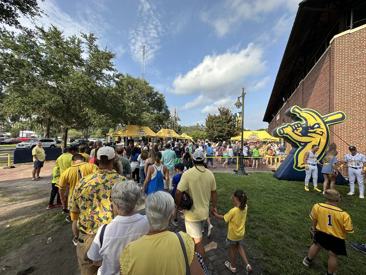 Kyle_Turner_'s tweet photo. Had a great time tonight at the @TheSavBananas game! Jesse Cole has done such an amazing job with the culture and community. If you haven’t experienced it, you should definitely check it out. 

#Savannah
#Bananas
#SavannahBananas
#BananaBall
#Baseball https://t.co/QrT1248j9I