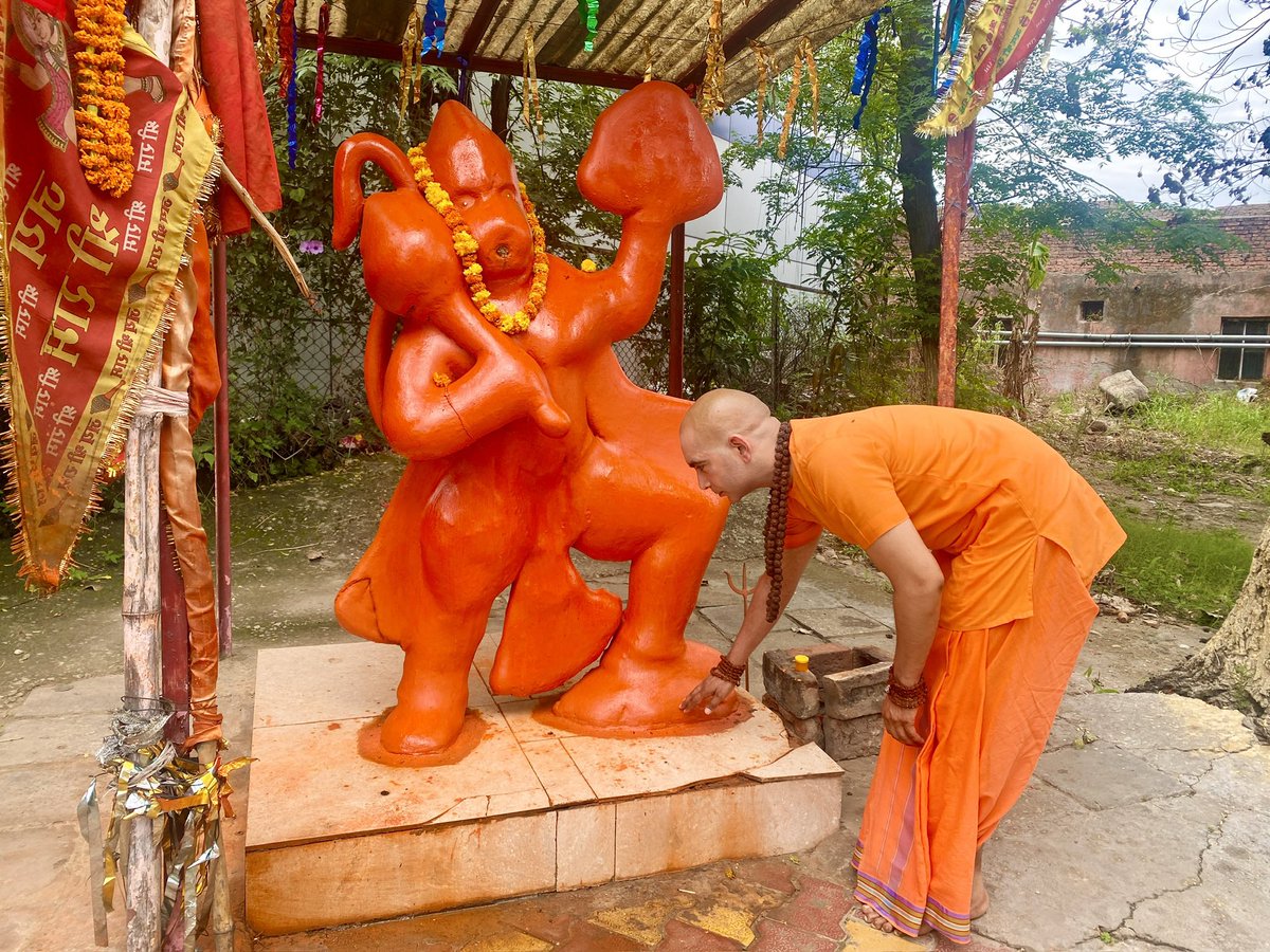 swamisandeepani's tweet photo. ॥ स्वाभिमान  ॥
स्वाभिमान का मतलब अपनी बात पर अड़े रहना नहीं अपितु सत्य के साथ खड़े रहना है। दूसरों को नीचा दिखाते हुए अपनी बात को सही सिद्ध करने का प्रयास करना यह स्वाभिमानी का लक्षण नहीं अपितु दूसरों की बात का यथायोग्य सम्मान देते हुए किसी भी दबाव में ना आकर सत्य पर अडिग रहना यह स्वाभिमान है।
 
अभिमानी वह है जो अपने अहंकार के पोषण के लिए दूसरों को कष्ट देना पसंद करता है और स्वाभिमानी वह है जो सत्य के रक्षण के लिए स्वयं ही कष्टों का वरण कर लेता है। स्वाभिमान व्यक्ति किसी को कष्ट नहीं देता अपितु दूसरों के स्वाभिमान की रक्षा करते हुए स्वयं कष्ट सह लेता है।
 
मैं जो कह रहा हूँ वही सत्य है, यह अभिमानी का लक्षण है और जो सत्य होगा मैं उसे स्वीकार कर लूँगा यह स्वाभिमानी का लक्षण है। अपने आत्म गौरव की प्रतिष्ठा जरुर बनी रहनी चाहिए मगर किसी को अकारण, अनावश्यक झुकाकर, गिराकर अथवा रुलाकर नहीं।
 
भज मन 🙏
ओ३म् शान्तिश् शान्तिश् शान्तिः
#sumarti