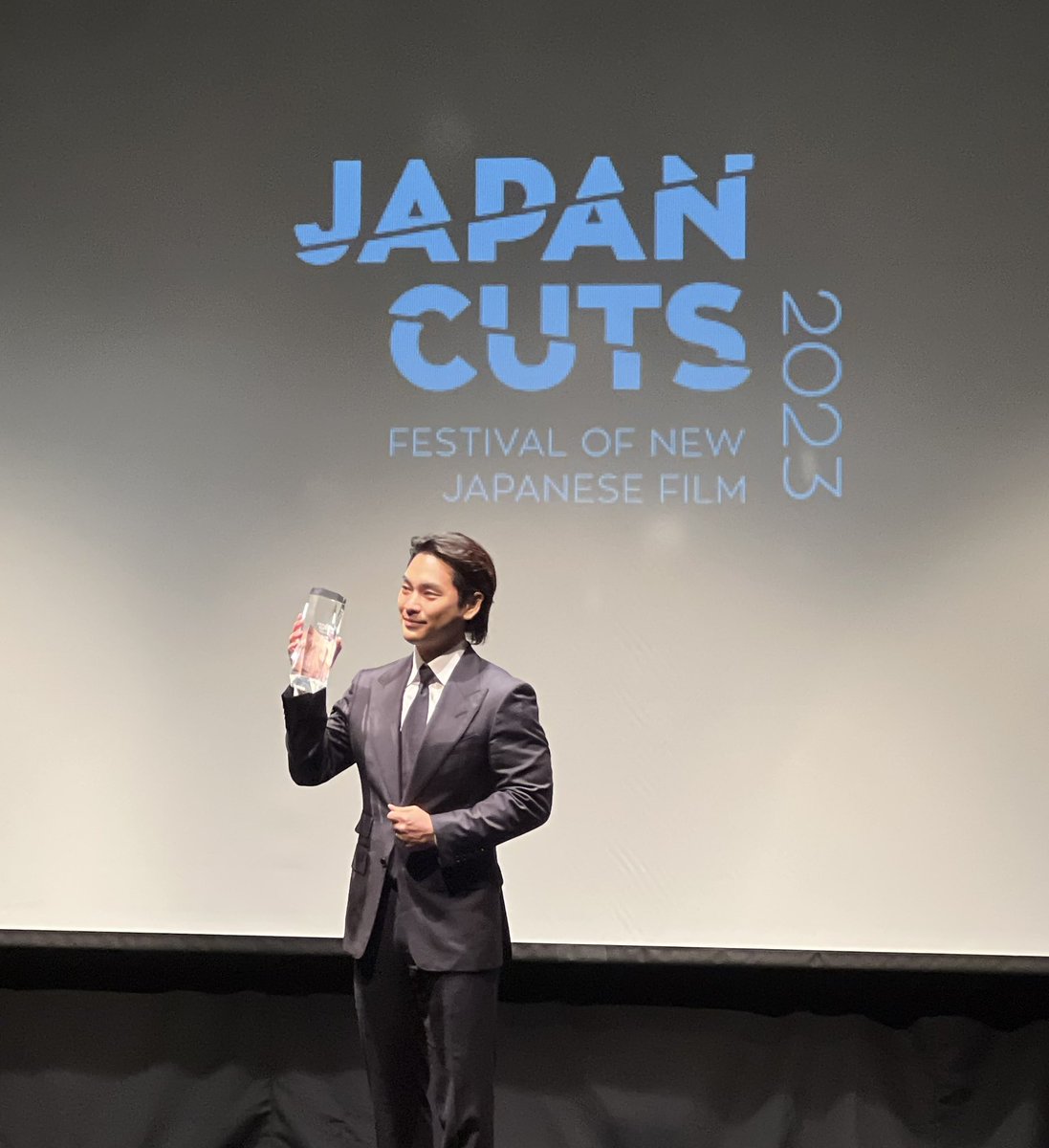 Yuya Yagira at the North American premiere for ターコイズの空の下で (Under the Turquoise Sky) and presented with the CUT ABOVE award! <a href="/ichigoichie_yy/">YUYA YAGIRA STAFF</a> <a href="/japansociety/">Japan Society</a> #柳楽優弥 #JapanCuts #ニューヨーク #ターコイズの空の下で #SUPERSTAR_YUYAYAGIRA