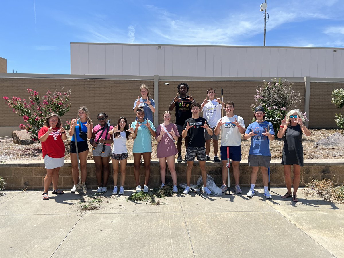 Union_Athletics's tweet photo. Our student-athlete advisory council spent the afternoon giving back through Redhawk AID by cleaning up the flower beds around the district to help prepare for Back to School events.  #servantleadership #theUnionWay https://t.co/zt8TVowvmN