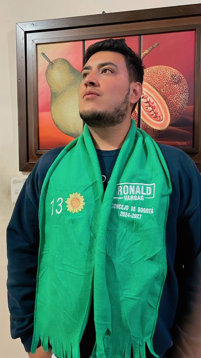 Ronaldfvargass's tweet photo. La bufanda fachera que me hizo mi mamá para la campaña 🤗.
Aquí no tenemos plata, pero si muchas ideas y amor.
#Verde13 https://t.co/IXNcFUiwq4