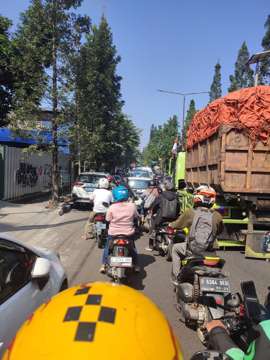 andanifit_'s tweet photo. Ada apa nih dago macet, jarang2 soalnya https://t.co/TkuCdF47wr