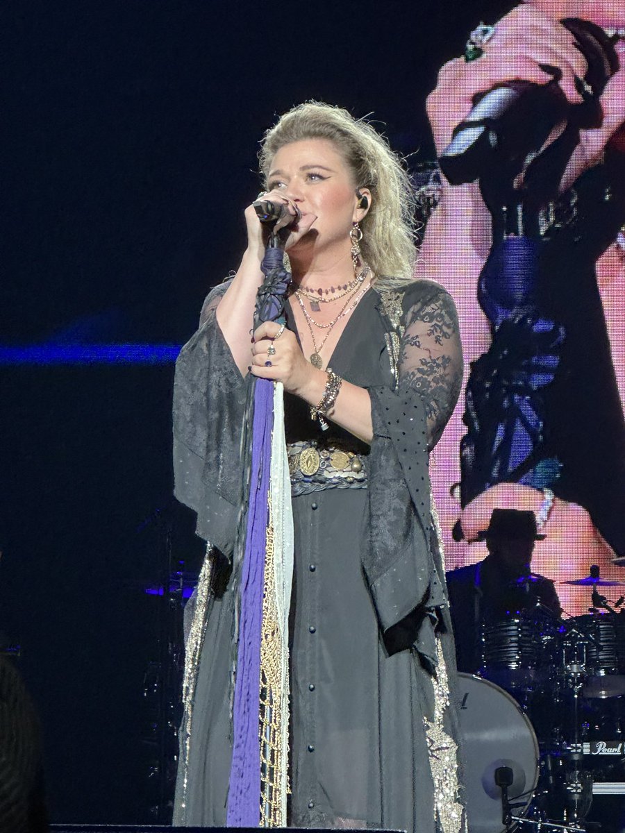 AzaelER's tweet photo. How we started 1st concert 2004 vs latest concert 2023 Thank you @kellyclarkson for being the soundtrack of my life and for being you. Always a pleasure seeing you live. 🙌👍🫶👏🤘😘 #KellyClarkson #chemistry #chemistryvegas #independenttour https://t.co/mxaMNZjlFt