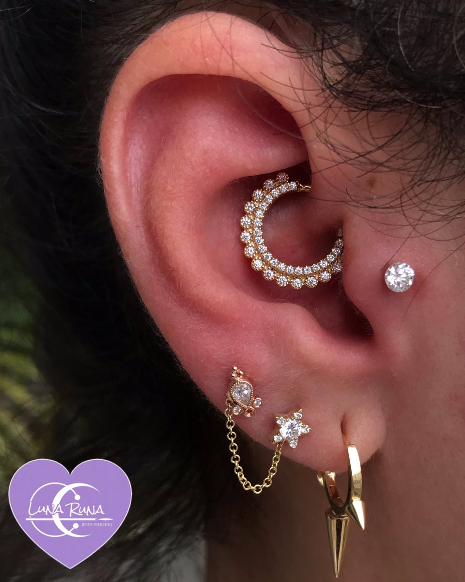 LunarunaE's tweet photo. Diamonds are girl’s best friends 🤍
Jewelry by : @mariatash 
Colocamos estas joyas de Oro de 14 K y diamantes, traídas por mi clienta de #mariatash 😍
Las perforaciones que yo hice fueron #daithpiercing y #traguspiercing 🪡👂🏽
Gracias por la confianza 
Piercer @CindyParraInk https://t.co/Bfrwwqd8BY