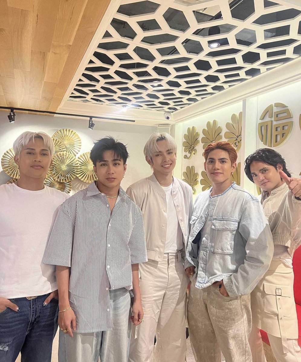 romanticseizmic's tweet photo. love the color of their outfits ✨

@SB19Official #SB19 https://t.co/bWJp1ZUTV4