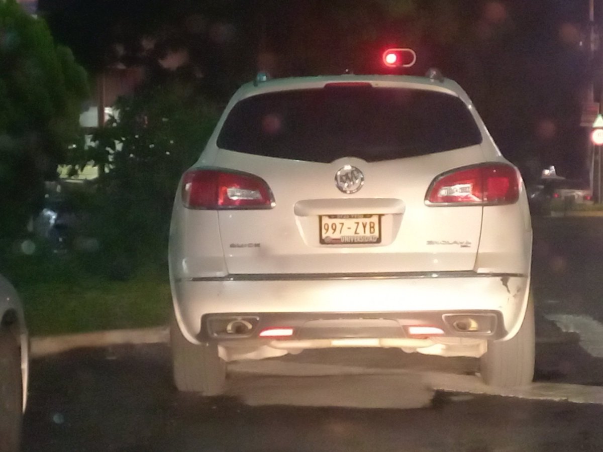 andy_0T's tweet photo. @AlcaldiaBenito está esa camioneta estacionada en doble fila justo en el cruce peatonal sobre Concepción Beistegui en el cruce con Av Colonia del Valle y Av Coyoacán. Está causando un caos https://t.co/8RNcvJlM7G