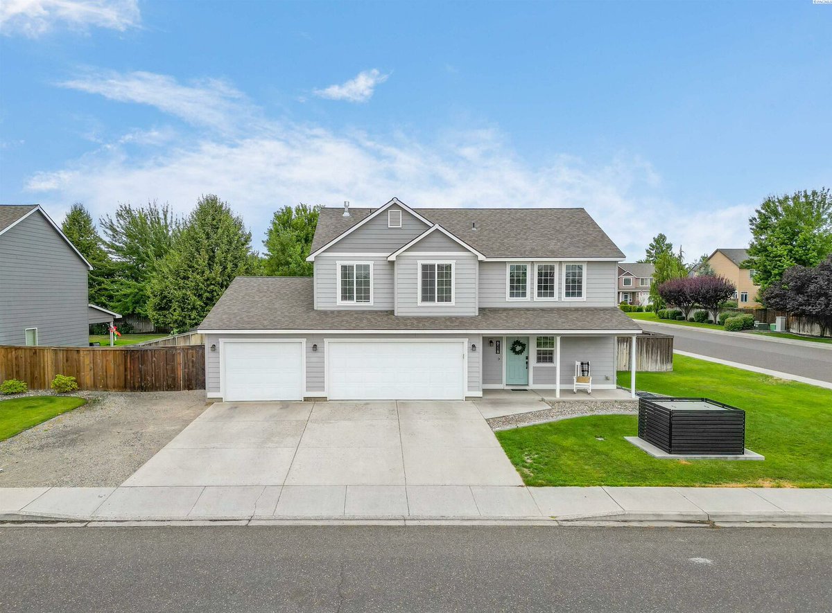 #NewListing - Welcome to this beautiful 2-story home situated in the Broadmoor Estates community in West Pasco.

📍6118 Midland Lane in Pasco!
Offered at $449,900
MLS# 270382
Jeff Graff | 509-205-4992
Full listing details - tricities.sites.c21.homes/listing/WA/Pas…