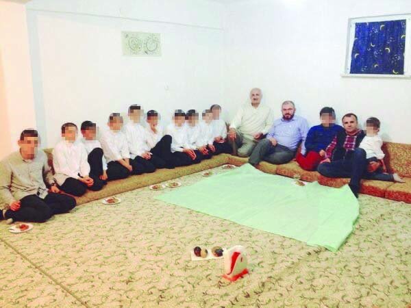 🔴 Yaşları 8 ile 10 arasında değişen 45 erkek çocuğun tecavüze uğradığı Karaman’da ki Ensar Vakfı olayıyla alakalı olarak hakkında soruşturma açılan 3 yöneticiden biri olan Asım Sultanoğlu, bugün Şanlıurfa Milli Eğitim Müdürü olarak atandı. 
(<a href="/whisperhaber/">Whisper</a>)