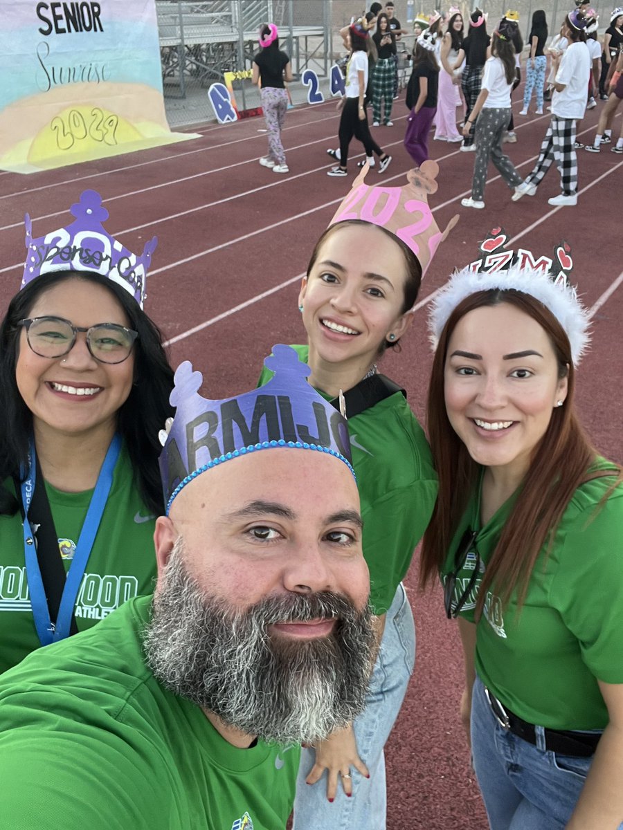 We love supporting the best Class at Montwood!! Class of 2024! 👑 ☀️
