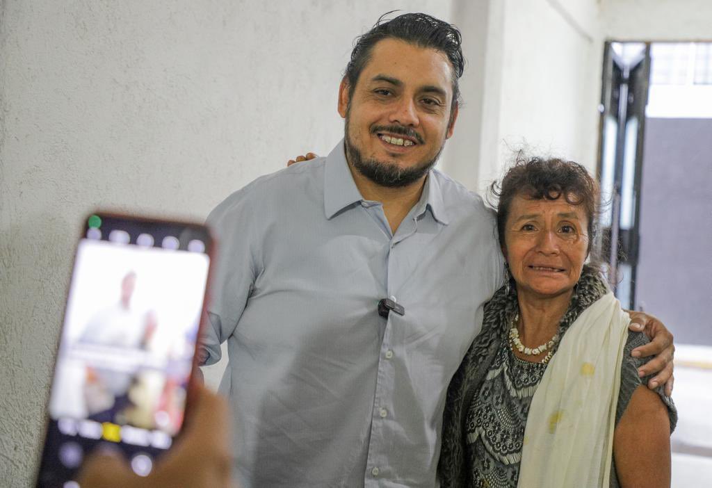 pavellopezgomez's tweet photo. ¡En Oaxaca no descansamos!

Porque estamos convencidos que la transformación de México debe continuar, nosotros seguimos recorriendo casas, continuamos sumando y uniendo fuerzas para el proyecto de nuestra compañera @Claudiashein .

¡Vamos con todo por un Oaxaca y México mejor! 

#Oaxaca 
#TrabajandoPorElCambio 
#Morena

@GabyJimenezMX @mauricioruizo @mario_delgado @CitlaHM @BenjaViverosM @PartidoMorenaMx @MorenaOaxaca1