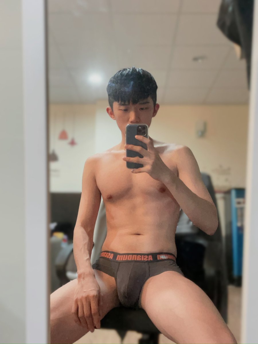 krndien's tweet photo. 大家希望我是1還是0啊？ https://t.co/MZsnD1Umi8