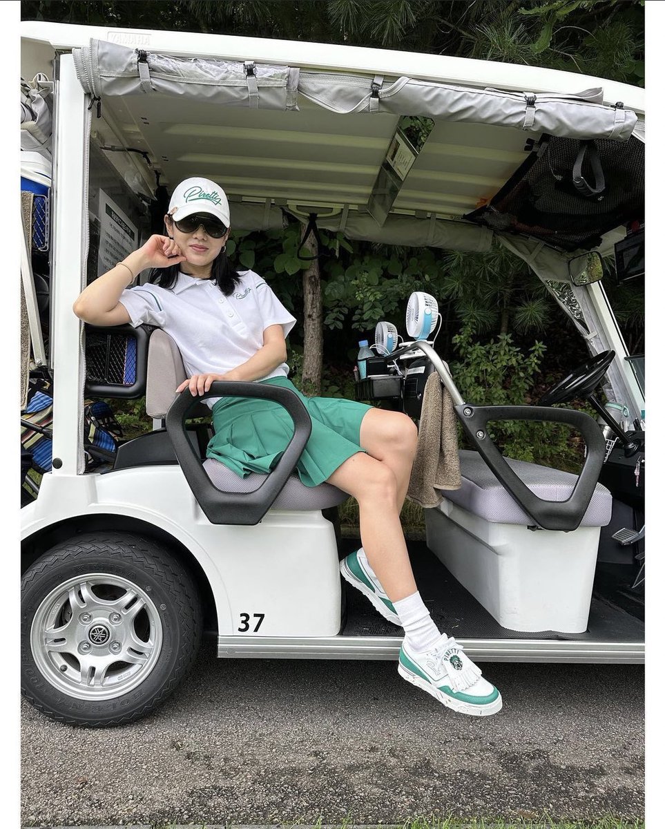 (1/2) “So so hot, what to do…🤦‍♀️ I’m appearing on “Im Jinhan Class” golf yt channel again..😝⛳️ I have to show improvement since then, but I feel.. like I.. didn’t 💦 So while sweating I hastily practiced but I feel.. it didn’t go the way I want..🙀” #sonyejin #손예진